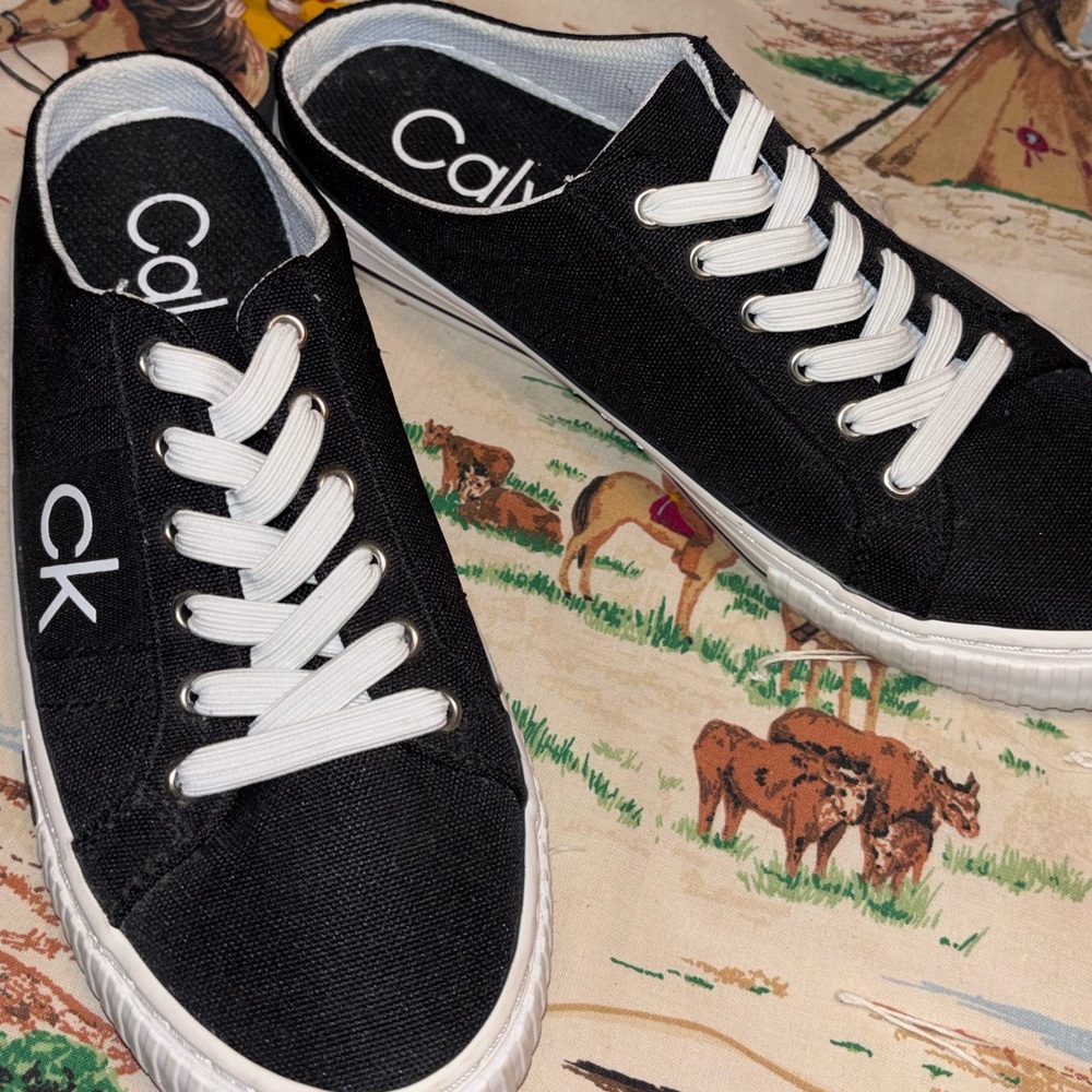 CALVIN KLEIN WOMENS CANVAS CLOSED TOE MULES